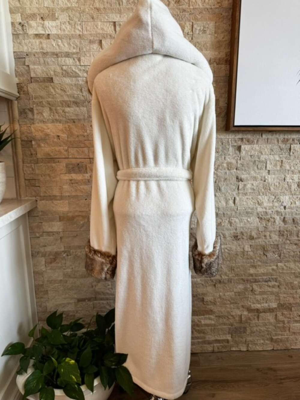Pottery Barn White Robe with faux fur and hood XL - Picture 5 of 10